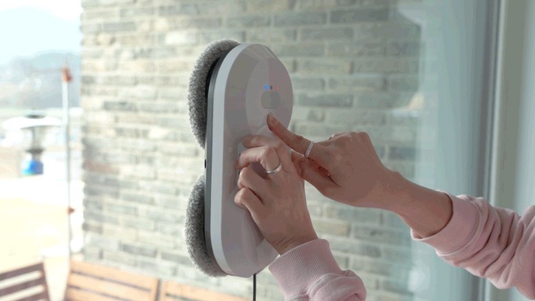 전원 선과 안전 로프가 튼튼하게 연결된 상태에서 슬림한 본체가 창문 위를 이동하는 장면