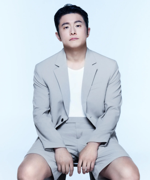 트리코트 소재 특유의 미세한 구멍과 매끄러운 질감이 돋보이는 셔츠 원단 근접 촬영 장면