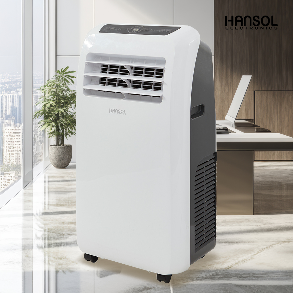 에어컨 본체 전면의 LED 디스플레이에 현재 온도 22도가 표시되어 있고 송풍구에서 시원한 바람이 나오는 장면