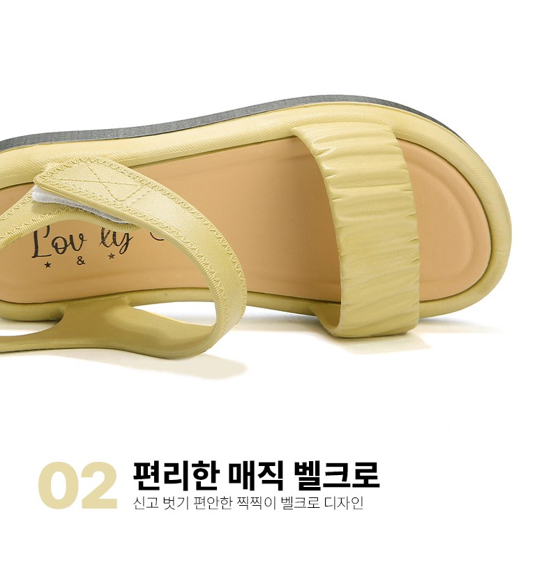 샌들의 벨크로 부분을 가까이서 찍어 마감 상태와 조절 가능한 스트랩을 보여주는 컷