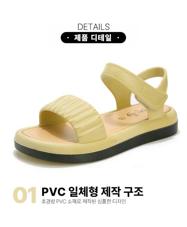 현관 앞에 놓인 샌들 두 켤레와 외출 준비를 마친 편안한 복장의 하반신 모습