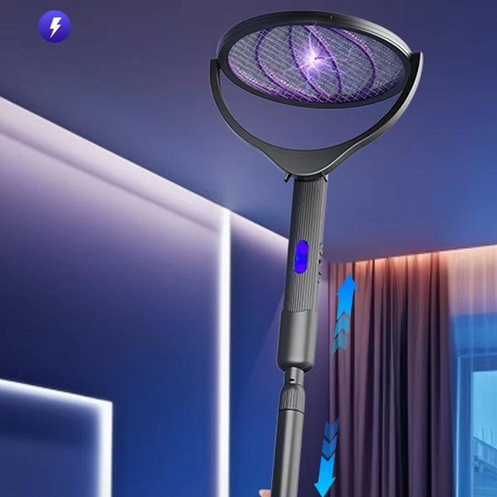 화이트 컬러의 전용 거치대에 깔끔하게 세워져 충전 케이블이 연결되어 있는 모습
