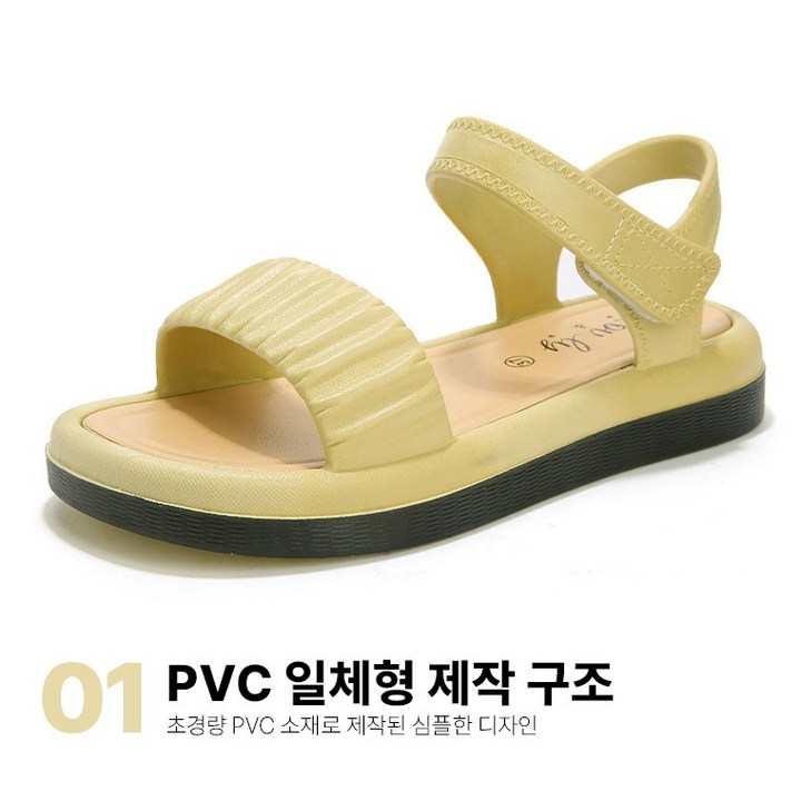 실내 카페에서 의자에 앉아 샌들을 신은 발을 교차하고 있는 자연스러운 모습