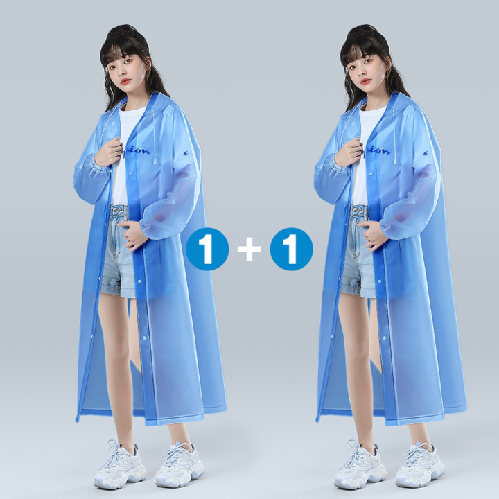 키 162cm 화자가 우비를 착용하고 정면을 바라보는 모습 무릎 아래까지 오는 넉넉한 기장감 강조