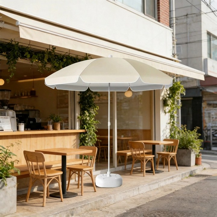 사용을 마치고 깔끔하게 접어서 끈으로 고정해둔 파라솔의 수납된 모습