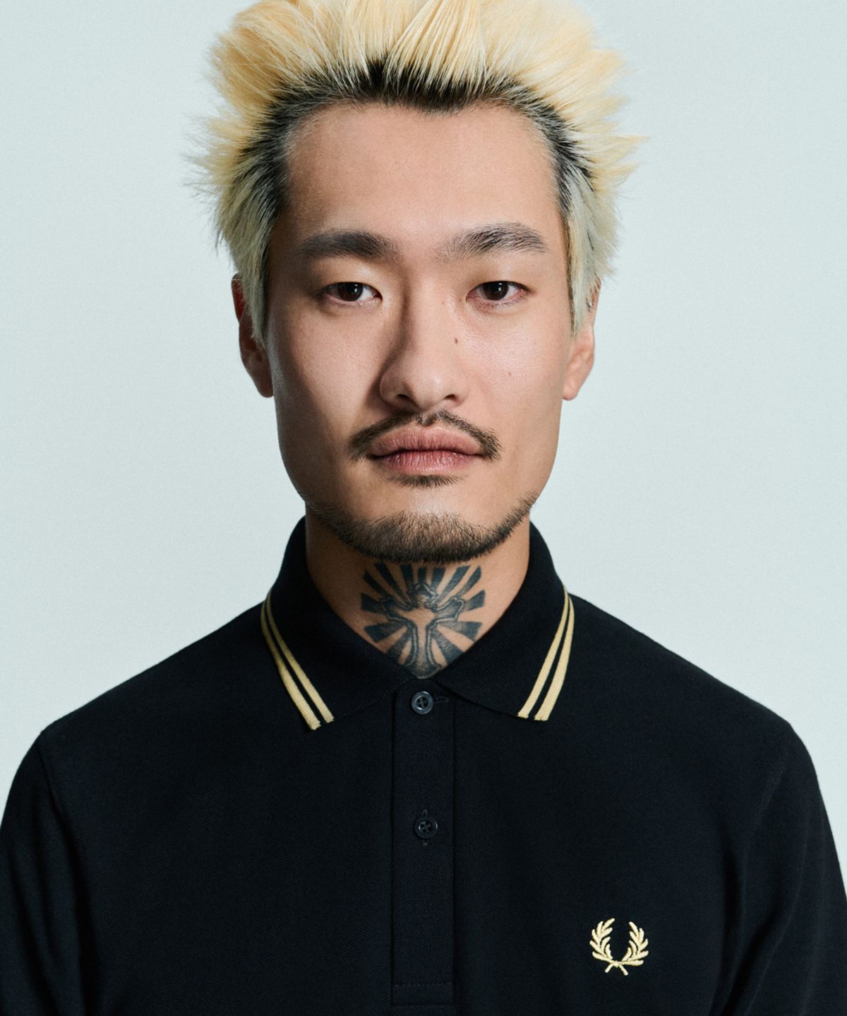 면바지와 프레드페리 셔츠를 매치해 깔끔한 데일리룩을 완성한 동생의 뒷모습 사진