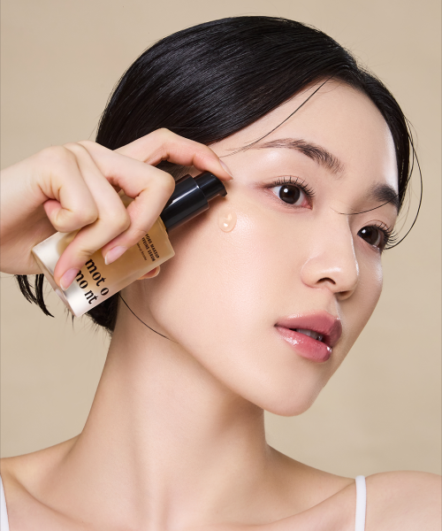 카페인 세럼을 손등에 떨어뜨려 제형의 투명도와 흡수되는 과정을 근접 촬영한 모습