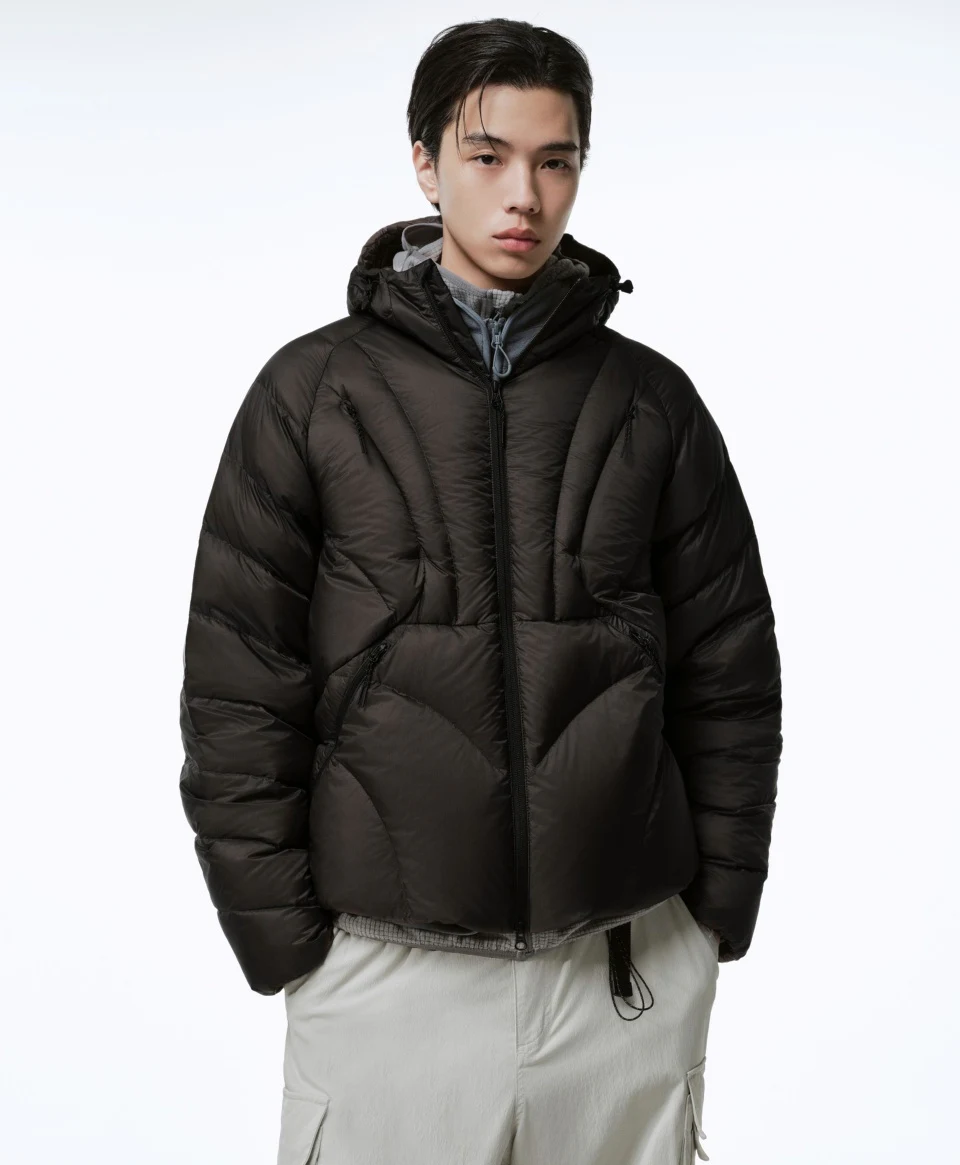 178cm 남성이 머드 그레이 재킷을 입고 가벼운 발걸음으로 공원을 걷는 전신 샷