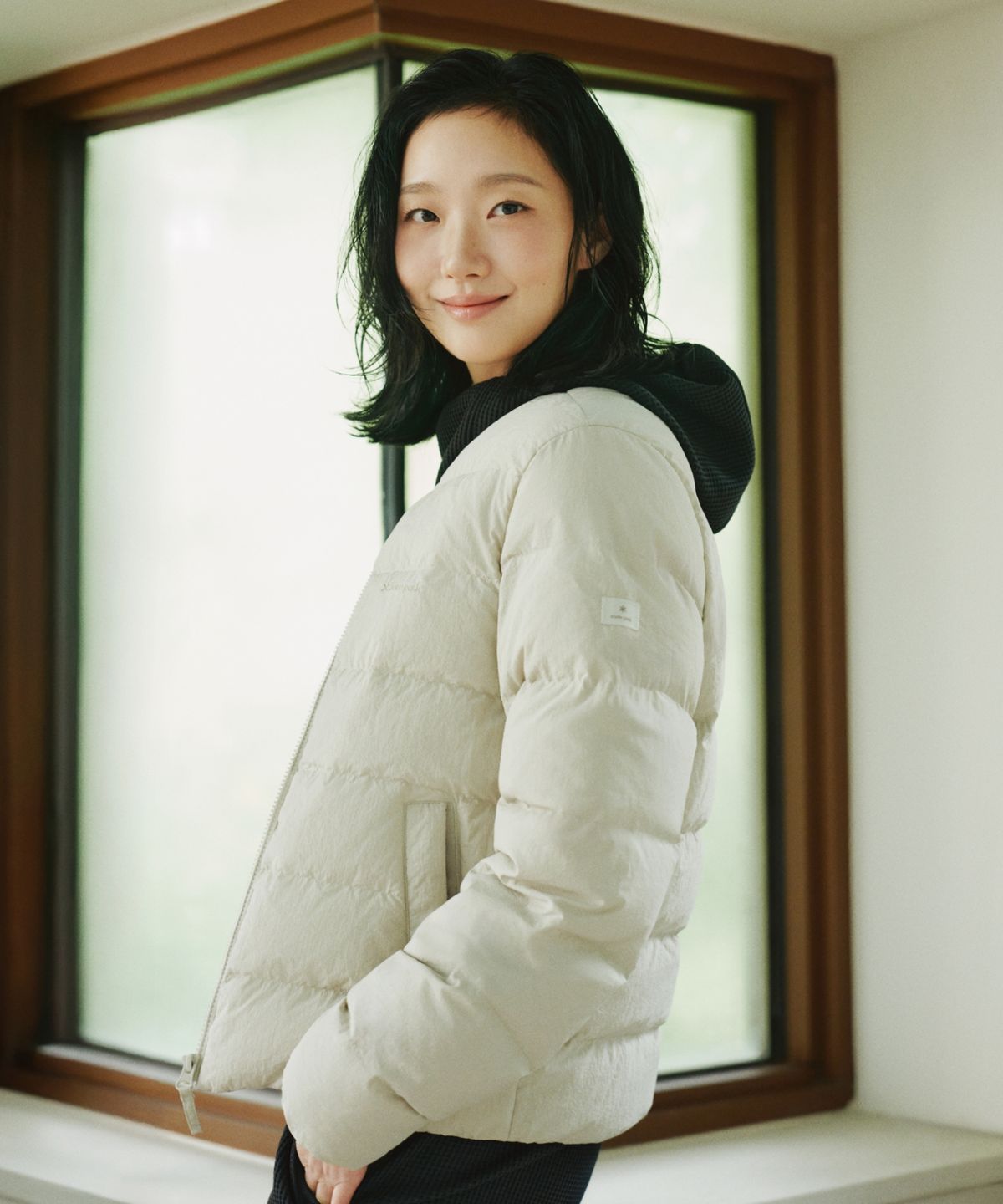 가을 코트 안에 라이트 베이지 자켓을 레이어드하여 세련되게 연출한 데일리룩 스타일링