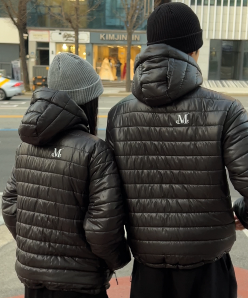 투웨이 지퍼의 윗부분만 살짝 잠그고 밑부분은 열어서 활동적인 느낌을 강조한 착용 모습