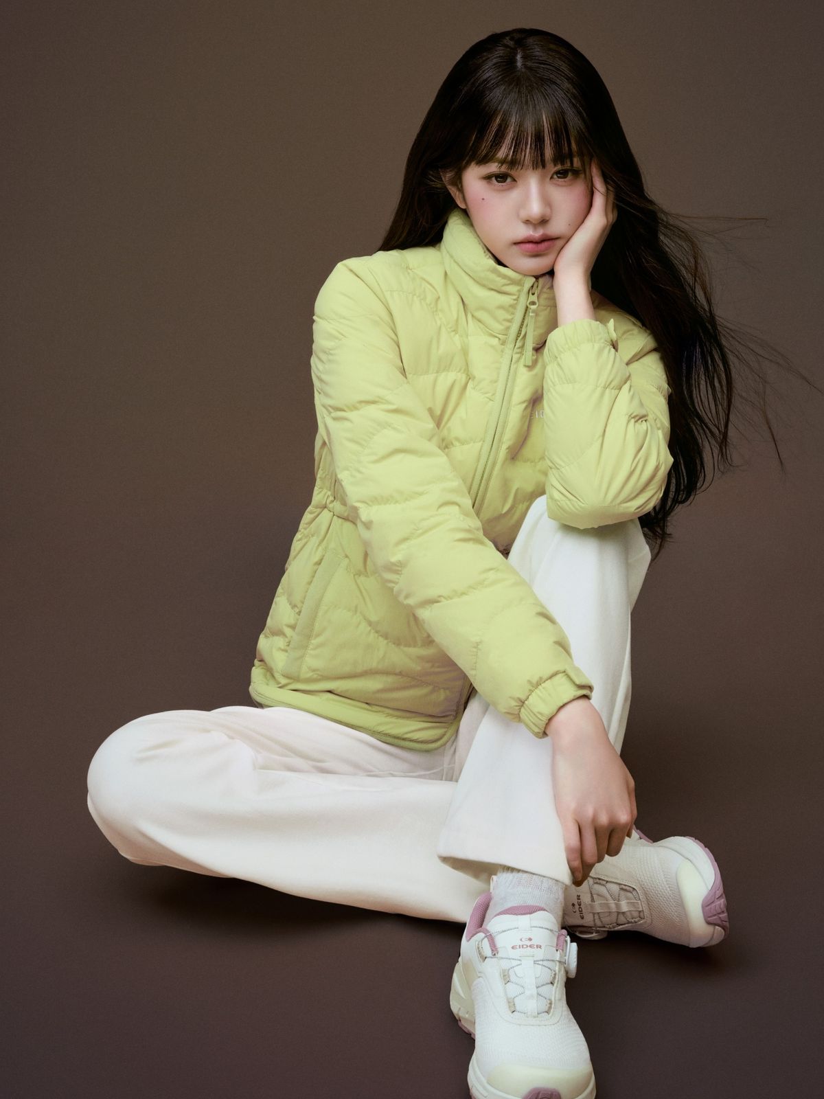 옐로우 그린 컬러의 자켓을 입고 허리 스트링을 조절하며 슬림한 핏을 확인하는 거울 셀카