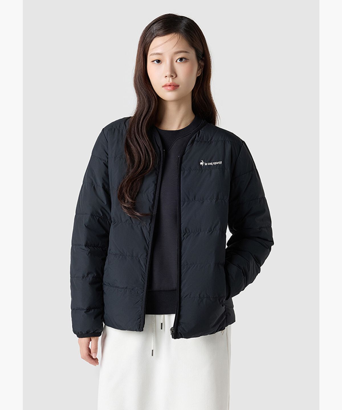 기존에 입던 무거운 패딩과 이번에 새로 산 르꼬끄 경량 자켓을 나란히 두고 비교하는 장면