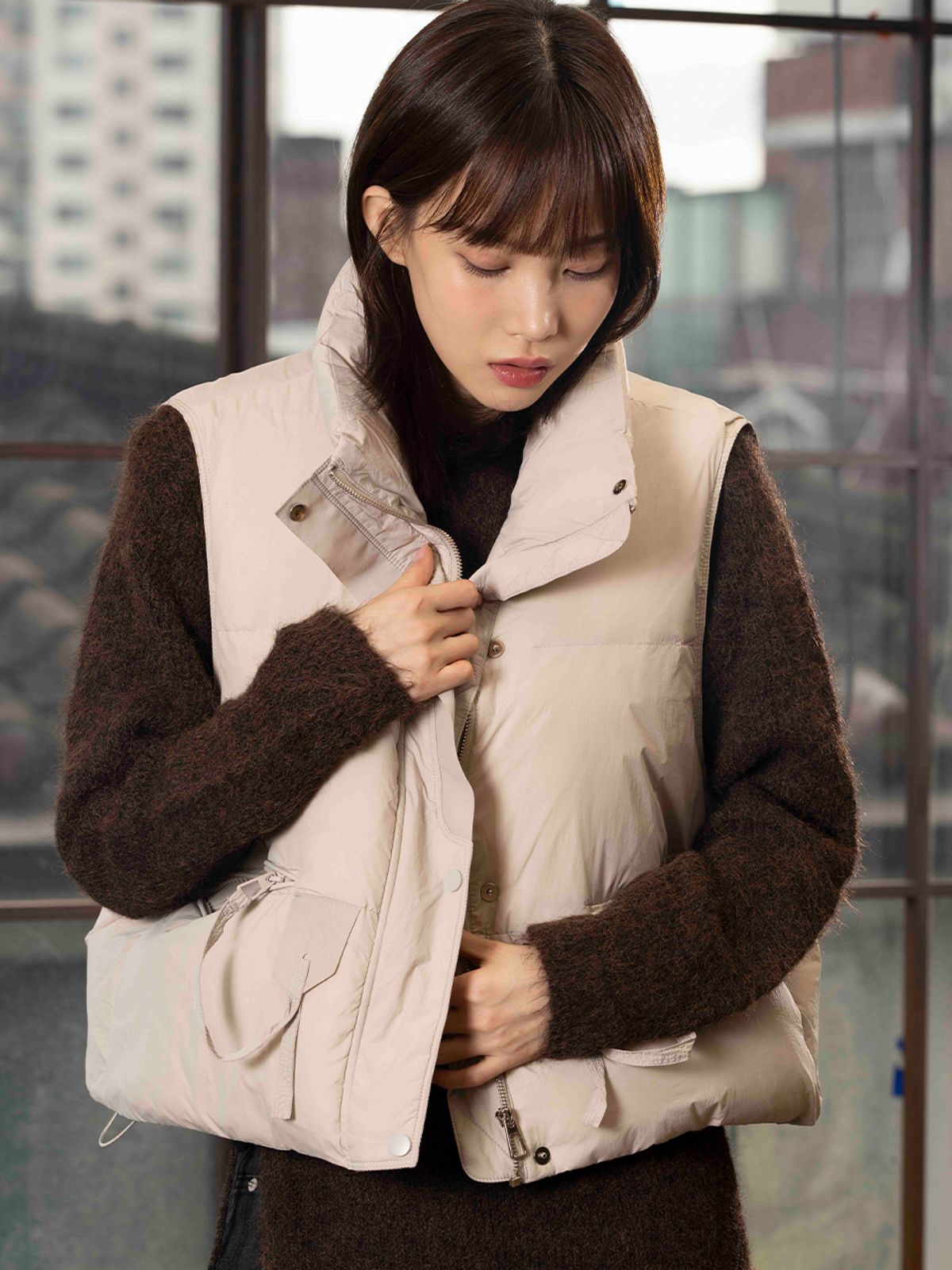 봉제 마감이 깔끔한 밑단과 더그린랩 로고 탭을 근접 촬영한 사진