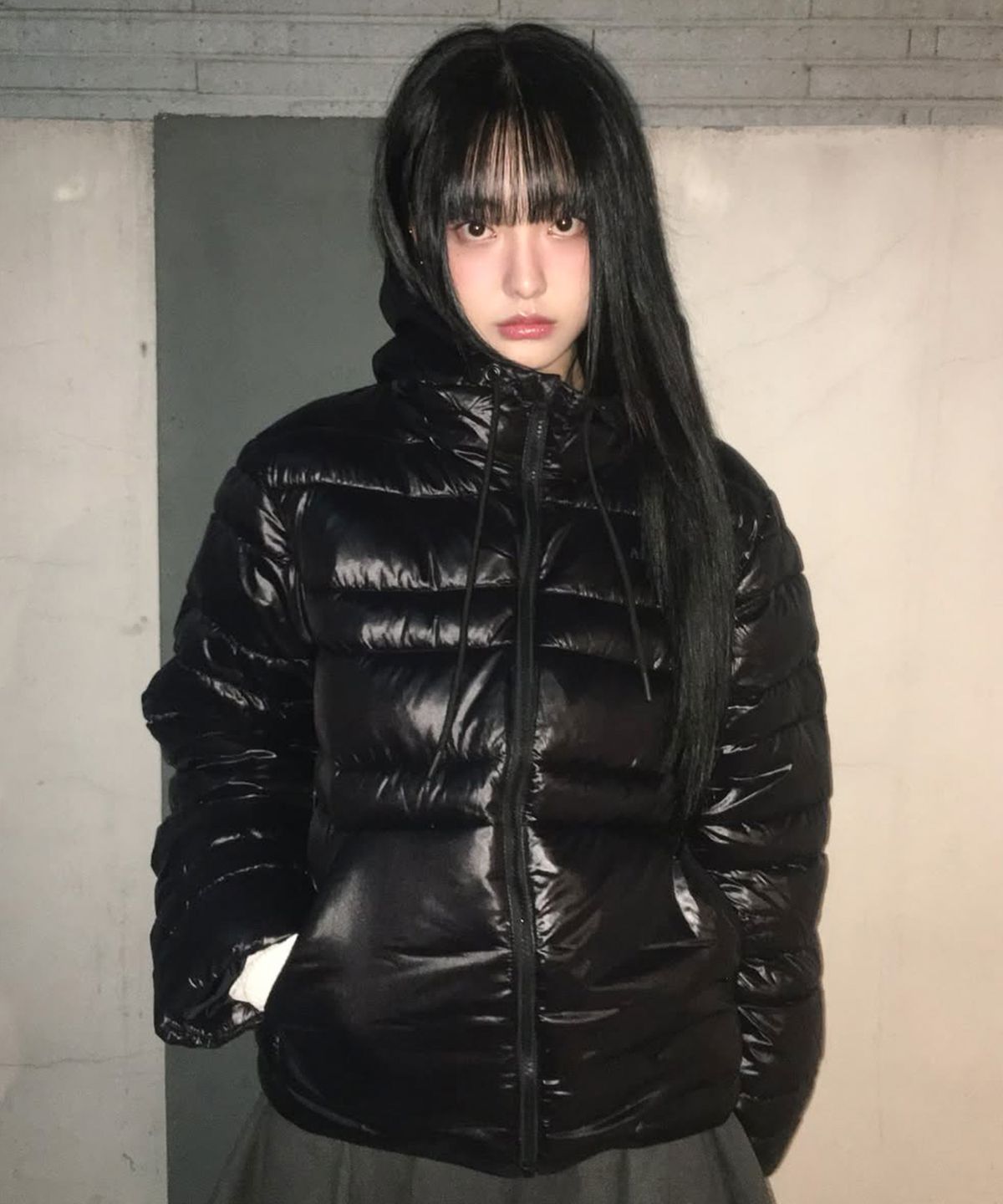 패딩을 처음 꺼냈을 때의 전체적인 블랙 컬러와 가벼운 질감이 느껴지는 모습