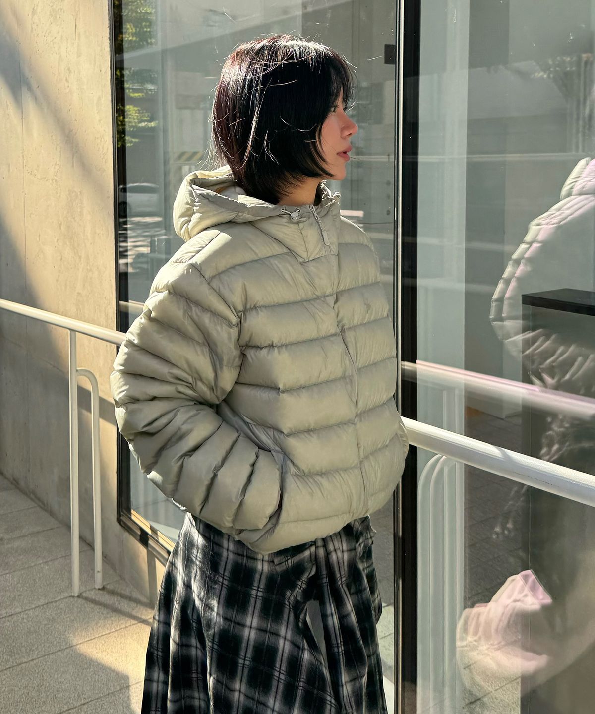 재킷의 지퍼 부분과 소매 끝단 봉제선을 클로즈업해서 마감 퀄리티를 보여주는 상세 사진