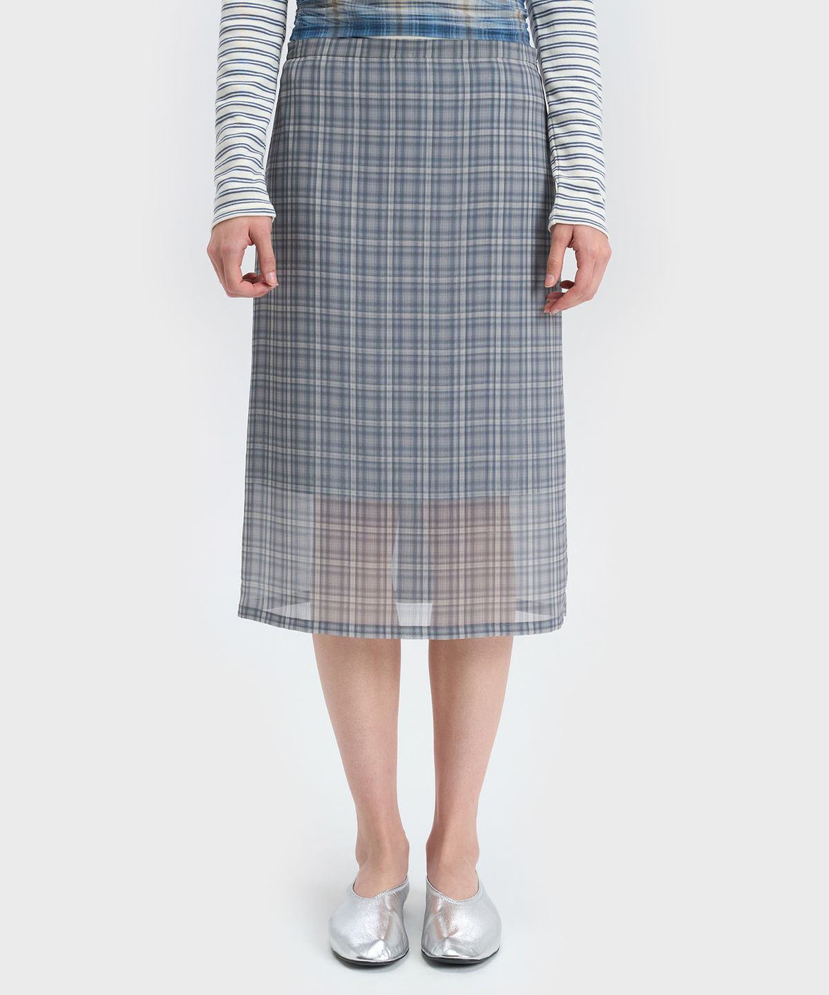 163cm 화자가 카페 의자에 앉아 스커트의 자연스러운 주름과 실루엣을 보여주는 전신 착용 컷