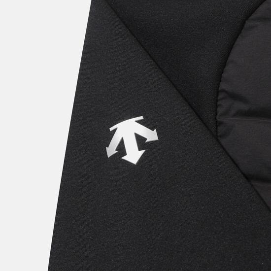 자켓을 입고 거울 앞에서 셀카를 찍으며 만족스러운 표정을 짓고 있는 동생의 모습