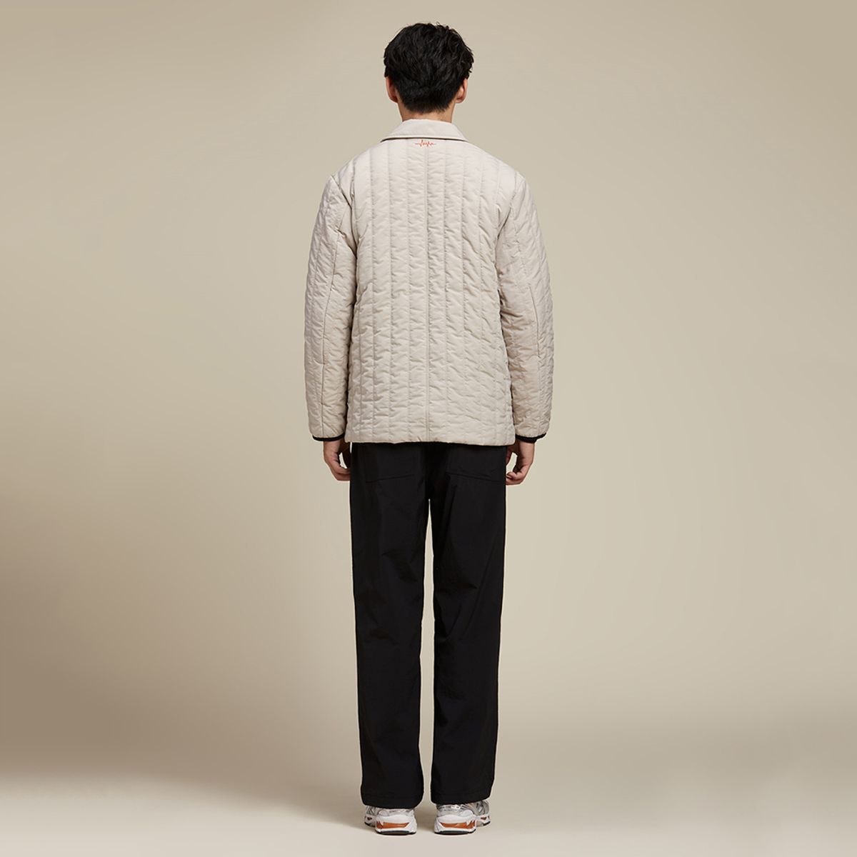 178cm 남성이 티아이포맨 CPO 자켓 100사이즈를 착용하고 전신 거울 앞에서 옆모습 실루엣을 보여주는 사진