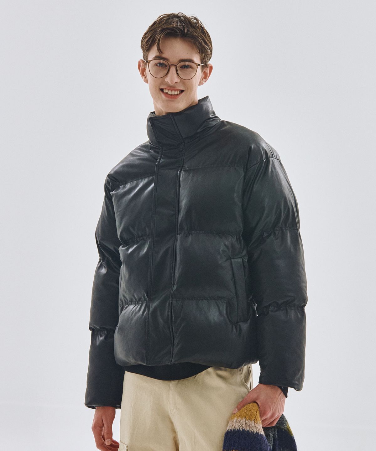 패딩 소매 끝부분이 손등을 덮는 모습과 전체적인 코디 샷을 거울 셀카로 찍은 장면