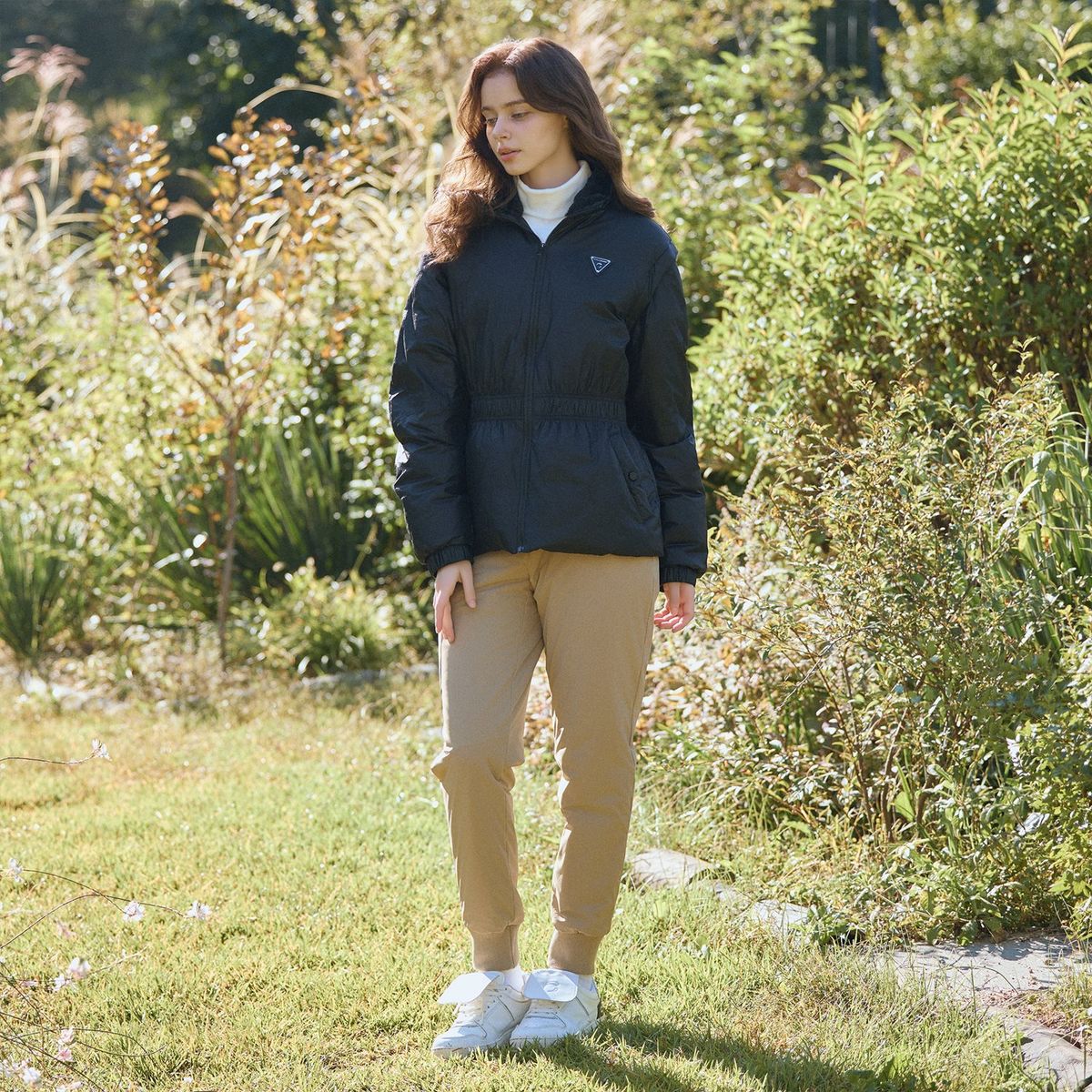 밑단 조거 시보리가 발목을 쫀쫀하게 잡아주어 찬 바람이 들어오지 않도록 차단된 근접 촬영 장면
