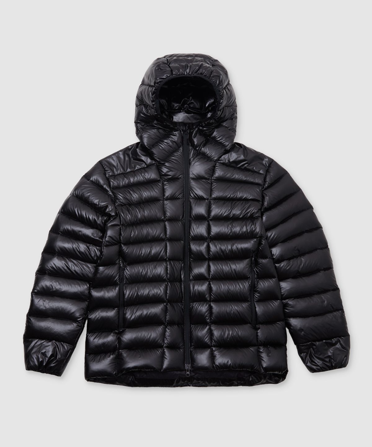 키 178cm 몸무게 74kg인 화자가 size4(XL)를 착용하고 야외에서 활동적인 포즈를 취하고 있는 전신 샷