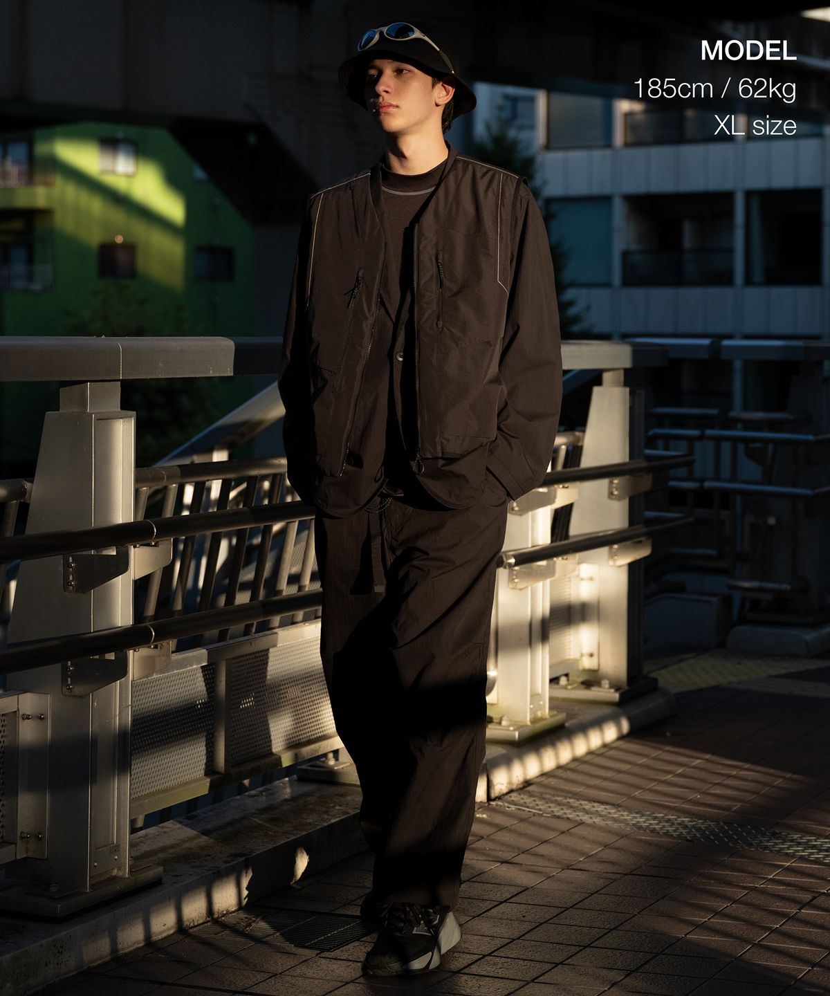 브이넥 라인을 따라 꼼꼼하게 박힌 화이트 스티치 디테일 근접 촬영 컷