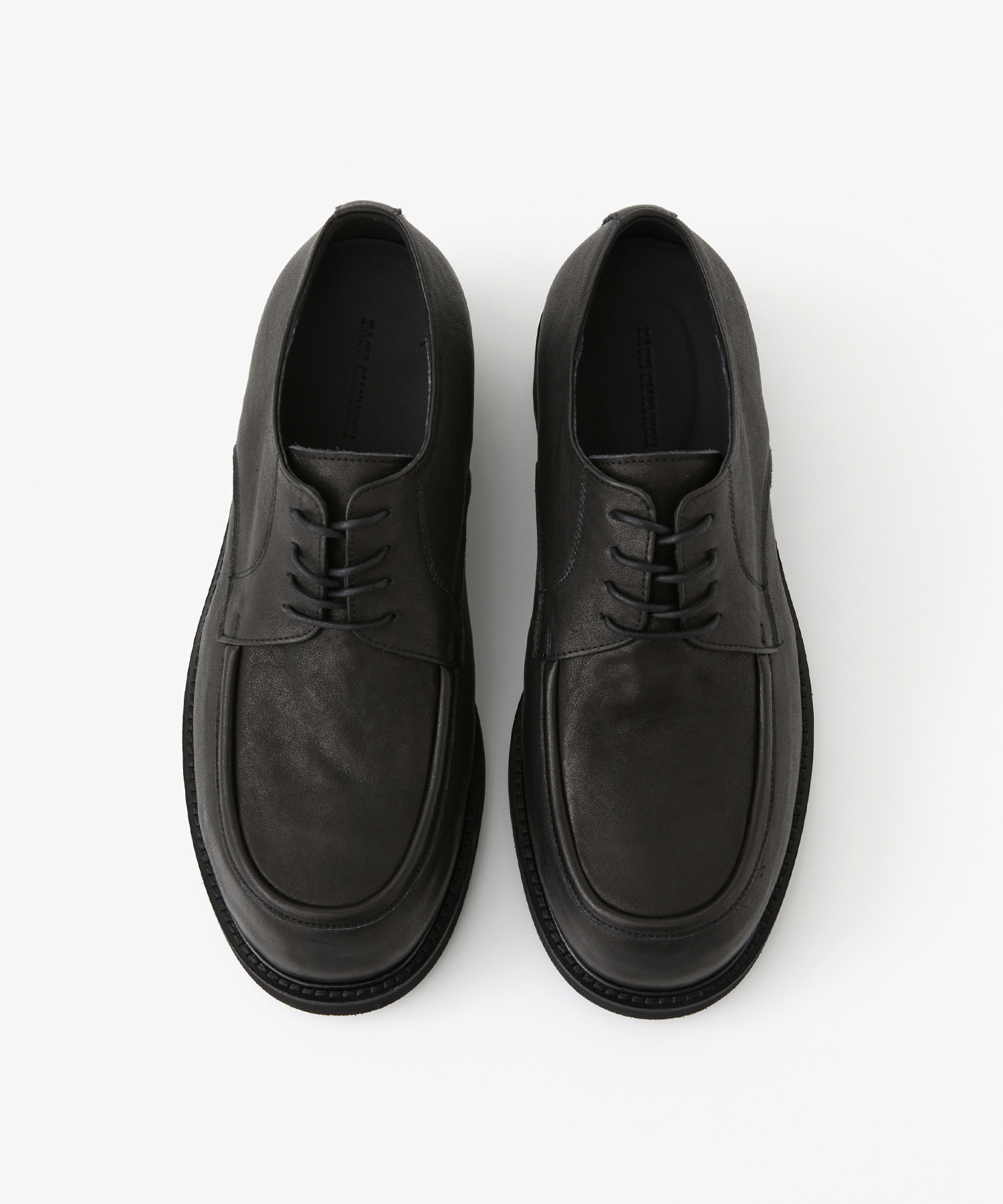 한 달 사용 후 가죽이 부드럽게 길들여진 모습과 자연스러운 에이징이 돋보이는 신발 전체 샷