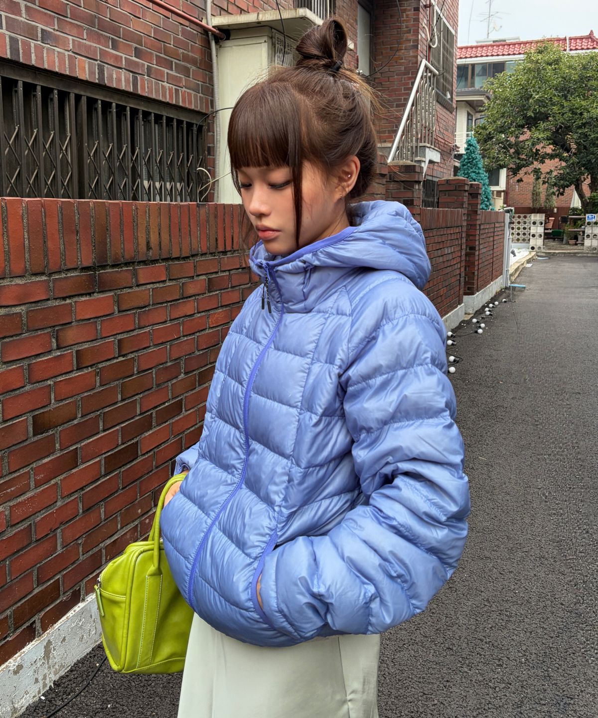 자켓 안쪽의 꼼꼼한 마감 처리와 노티카 로고 탭을 선명하게 보여주는 디테일 컷