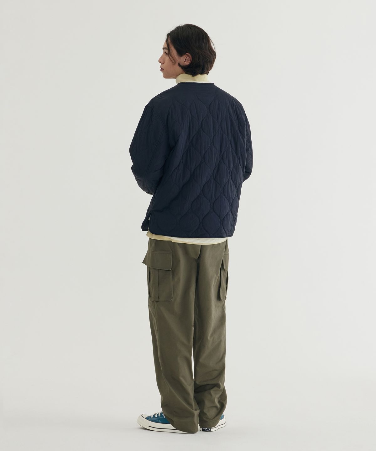 거울 앞에서 자켓을 입고 핏을 체크하는 전신샷, 숏한 기장감이 돋보이는 모습
