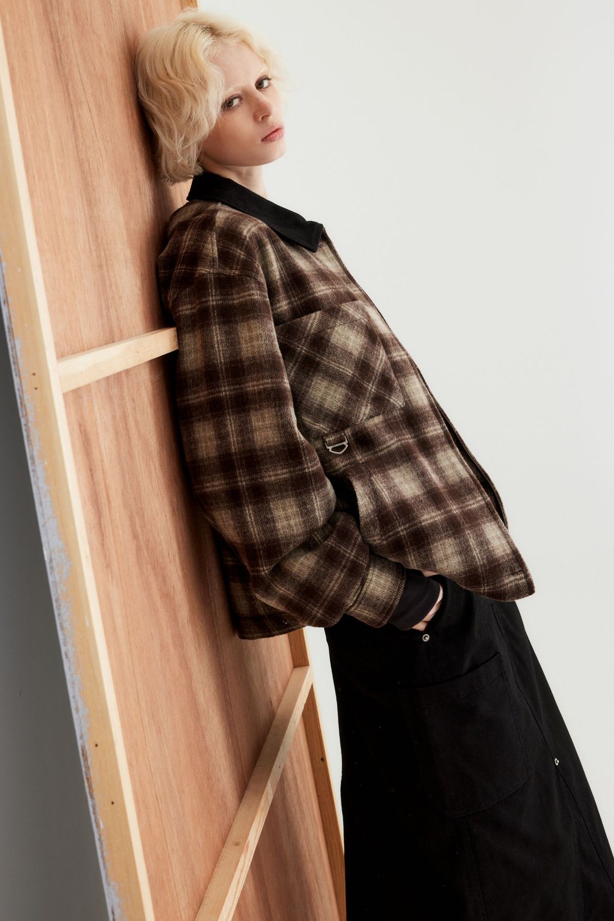 181cm 키의 화자가 L 사이즈를 착용하고 거울 앞에서 찍은 릴렉스 핏 전신 샷