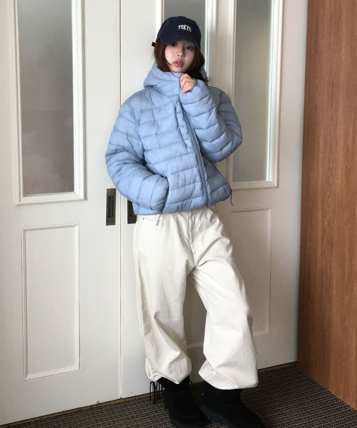 패딩의 은은한 광택이 도는 나일론 겉감 소재를 근접해서 촬영한 상세 사진