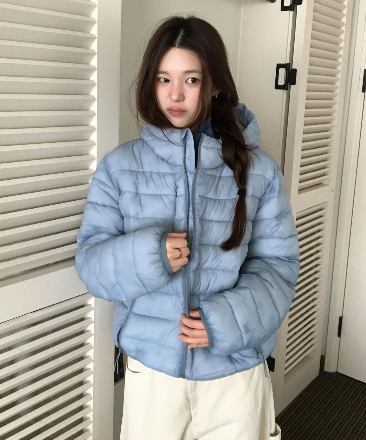 화이트 후드티 위에 스카이블루 패딩을 레이어드해서 착용한 전신 거울 셀카