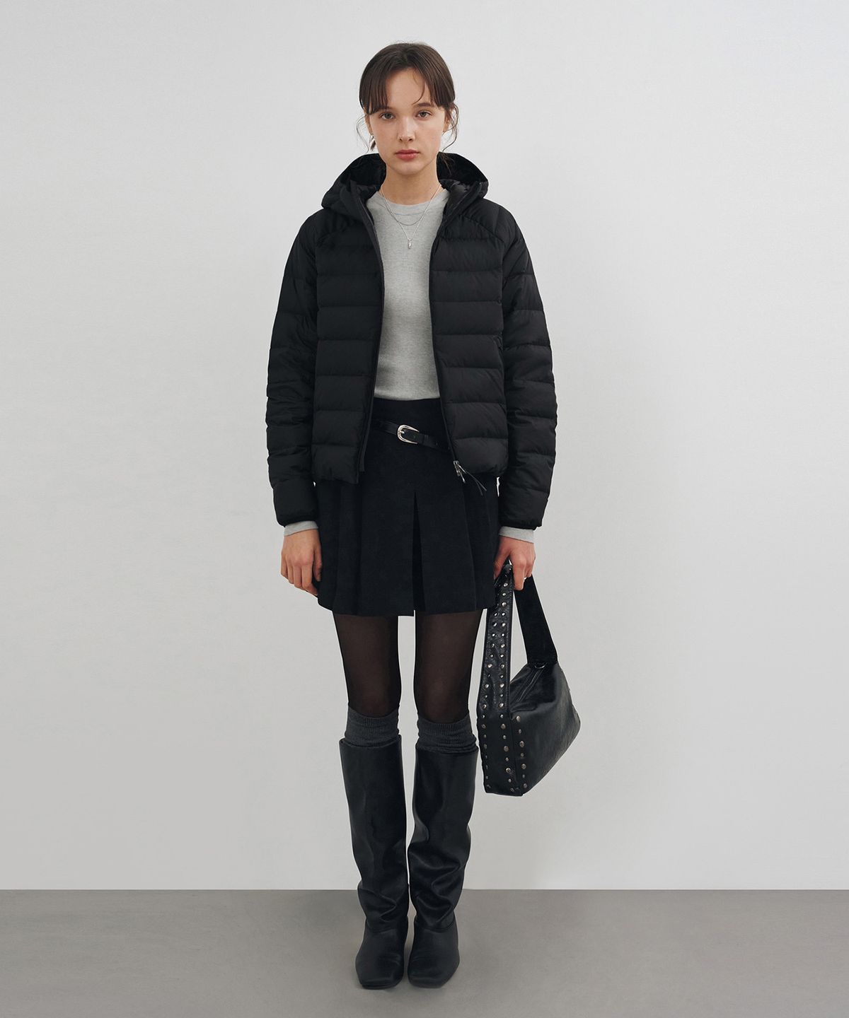키 162cm 화자가 스카이블루 패딩을 입고 거울 앞에서 전체적인 핏을 확인하는 착용 샷