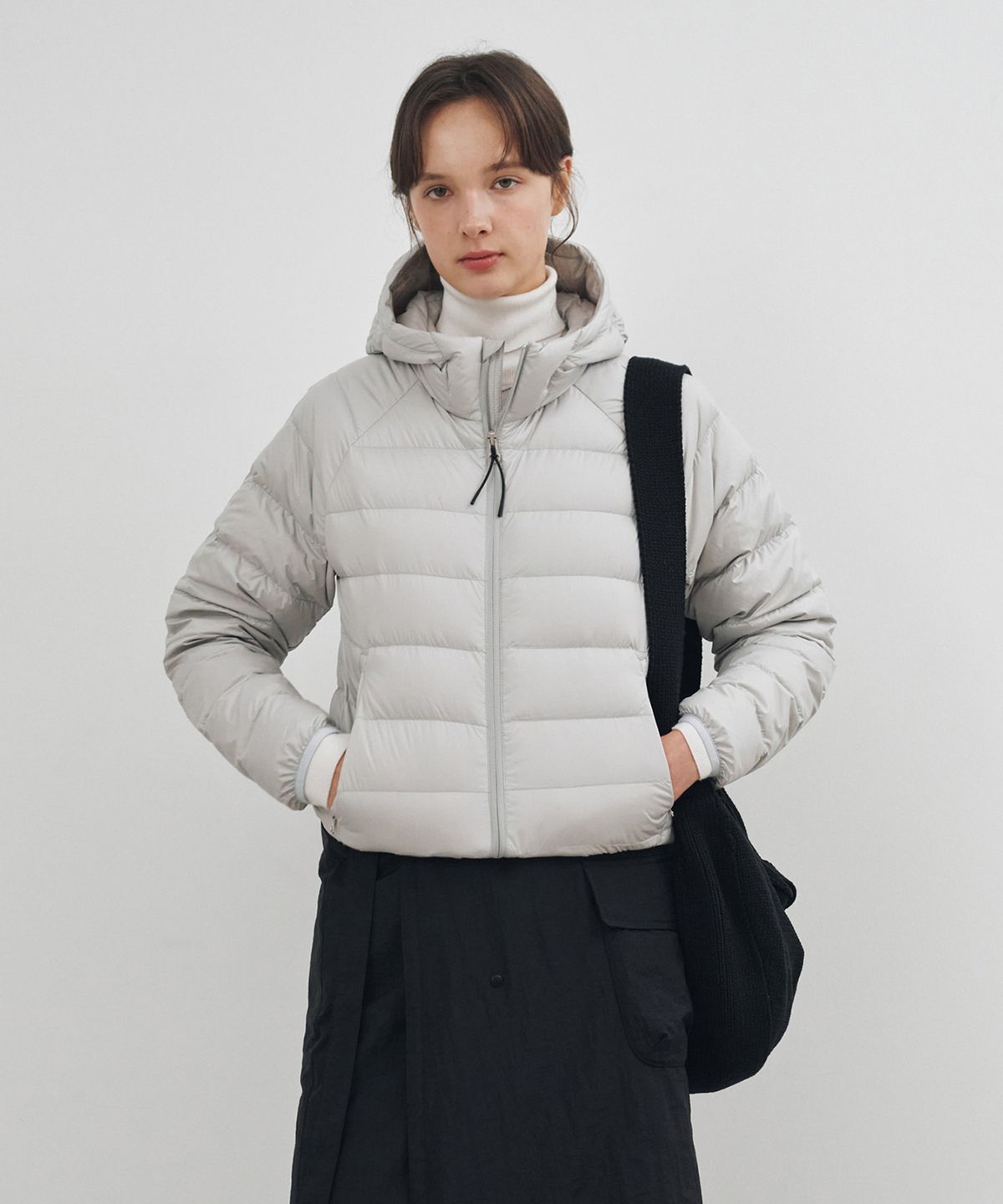 163cm 화자가 패딩을 입고 거울 앞에서 전체적인 핏을 확인하는 셀카 장면