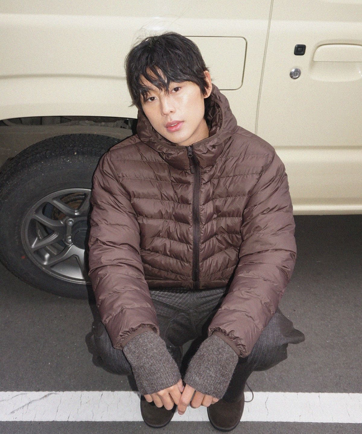 패딩 주머니에 손을 넣고 편안하게 서 있는 모습과 주머니 안감 디테일