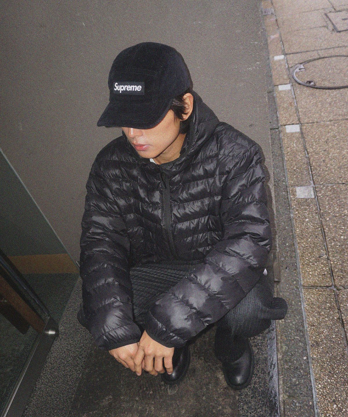 패딩의 후드 부분을 상세하게 클로즈업하여 박음질과 소재감을 보여주는 사진