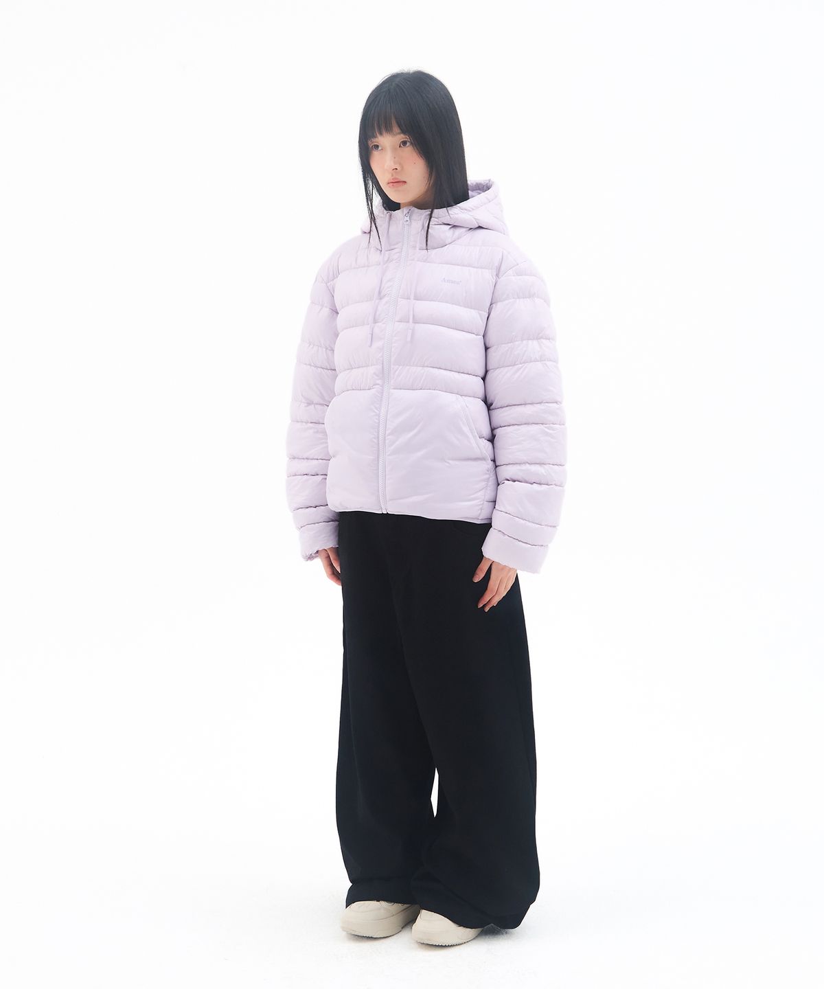 지퍼를 끝까지 올렸을 때 목을 감싸주는 후드 라인과 옆모습