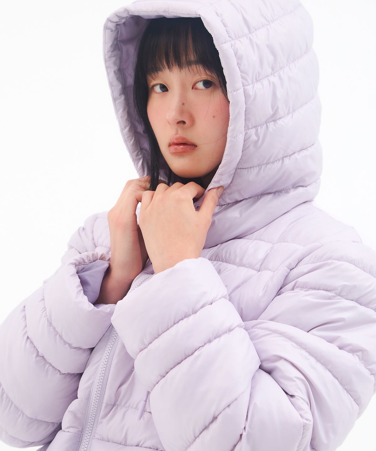 경량 패딩 소재의 얇고 부드러운 텍스처를 가까이서 촬영한 모습