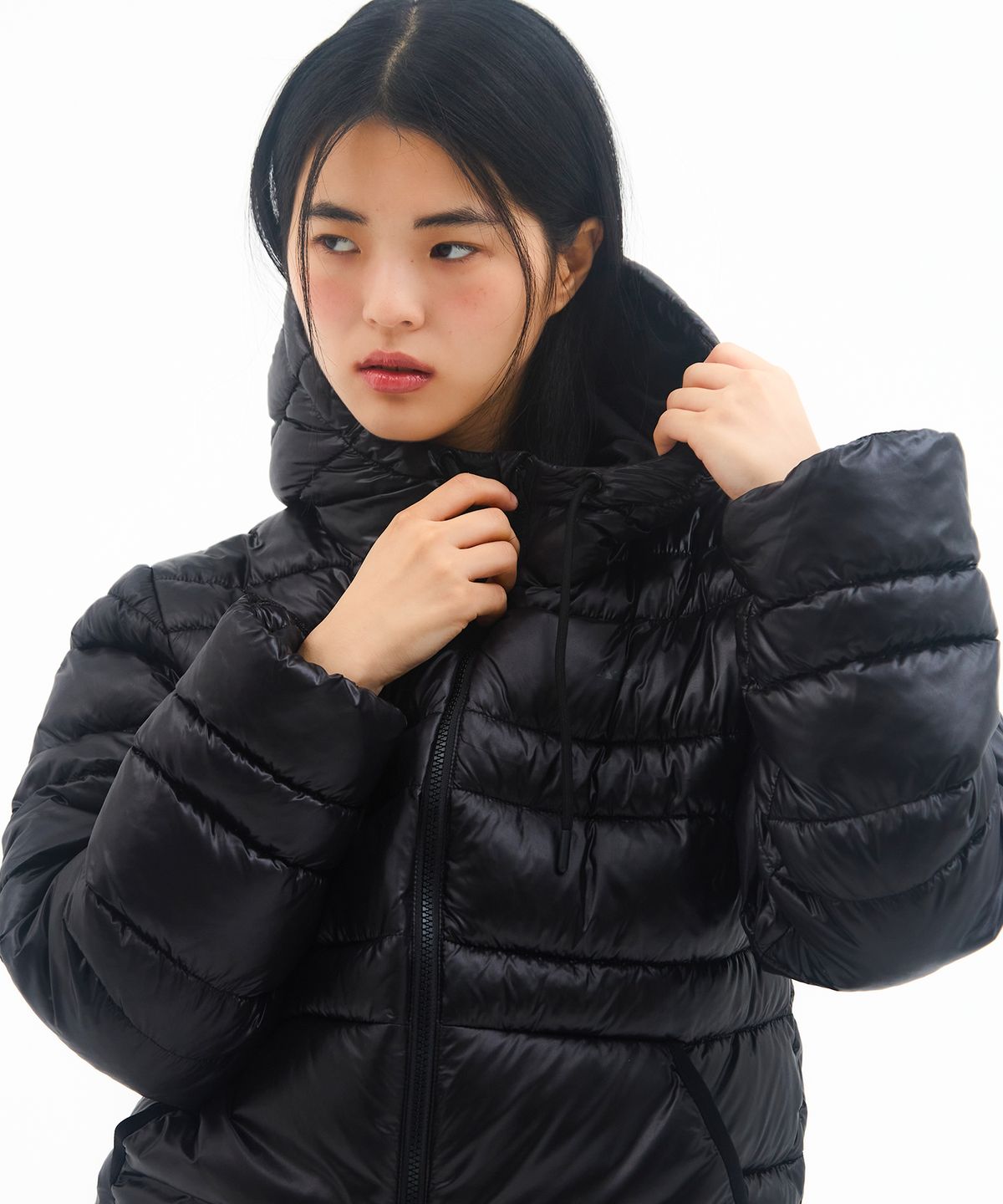 전면의 아메스 월드와이드 로고가 선명하게 보이는 가슴 부분 클로즈업