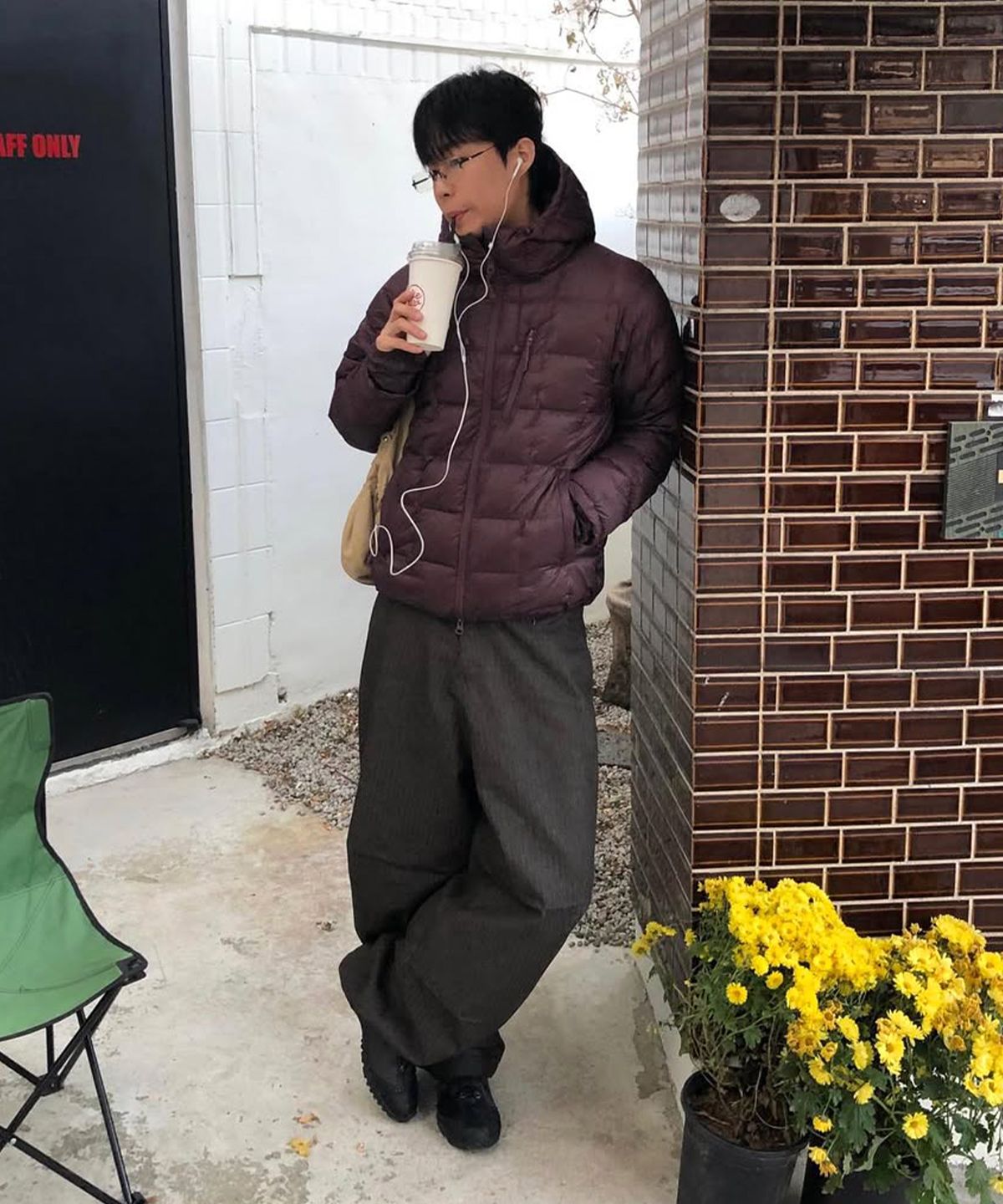 화자가 재킷의 소매 핑거홀에 엄지손가락을 끼우고 활동적인 포즈를 취하며 재질감을 보여주는 클로즈업 샷