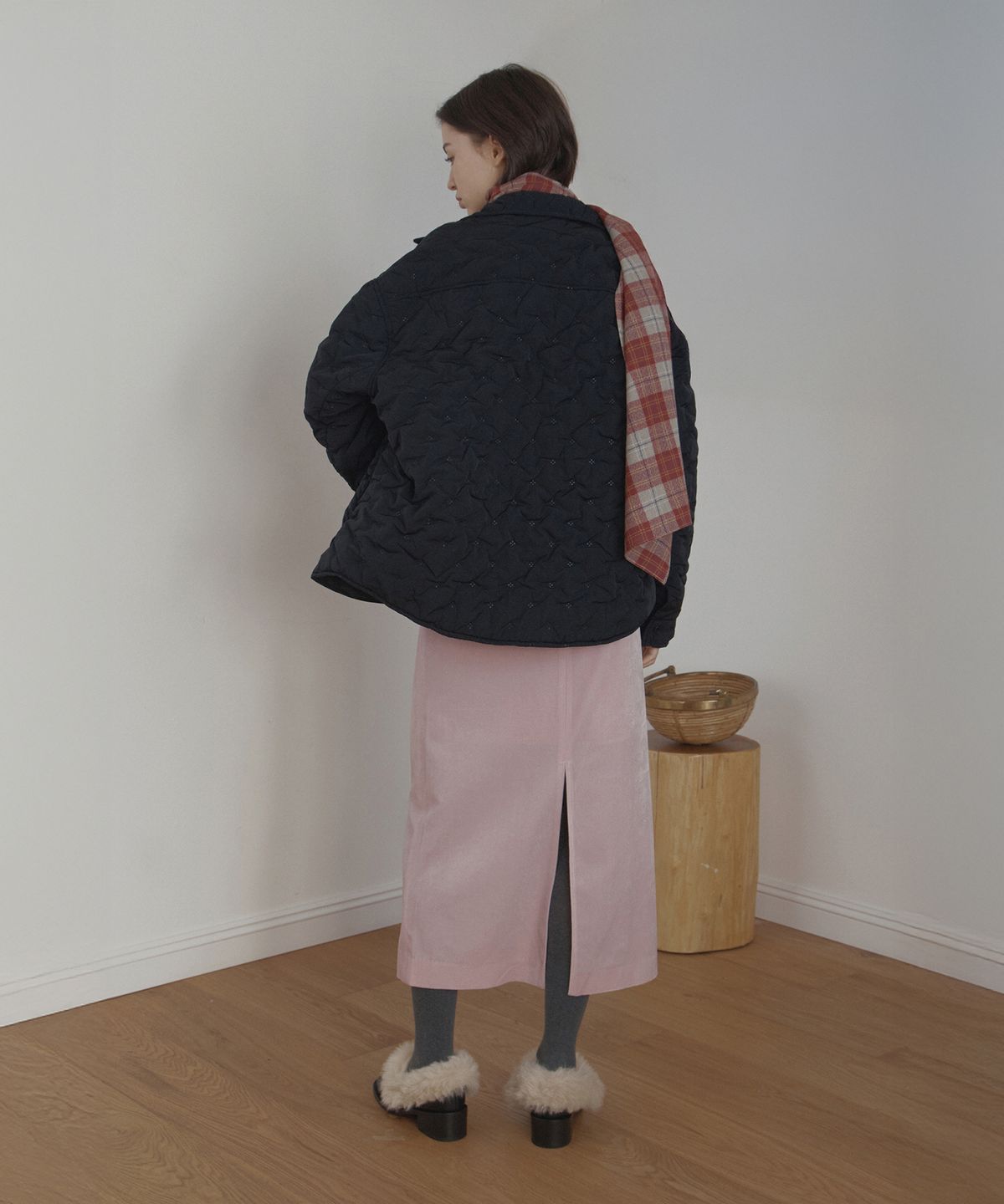오버사이즈 셔츠 패딩을 단추를 풀고 가벼운 티셔츠 위에 걸친 자연스러운 데일리룩 연출 장면