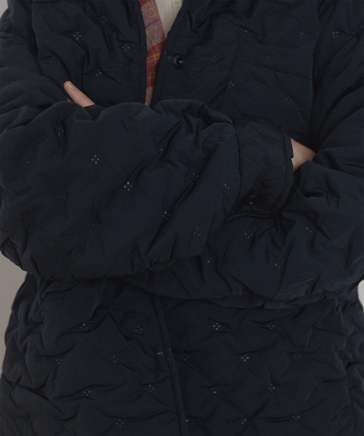 포에트서울 snowflake padded shirt black을 깔끔하게 입고 가을 야외에서 포즈를 취하고 있는 전체 착용 컷