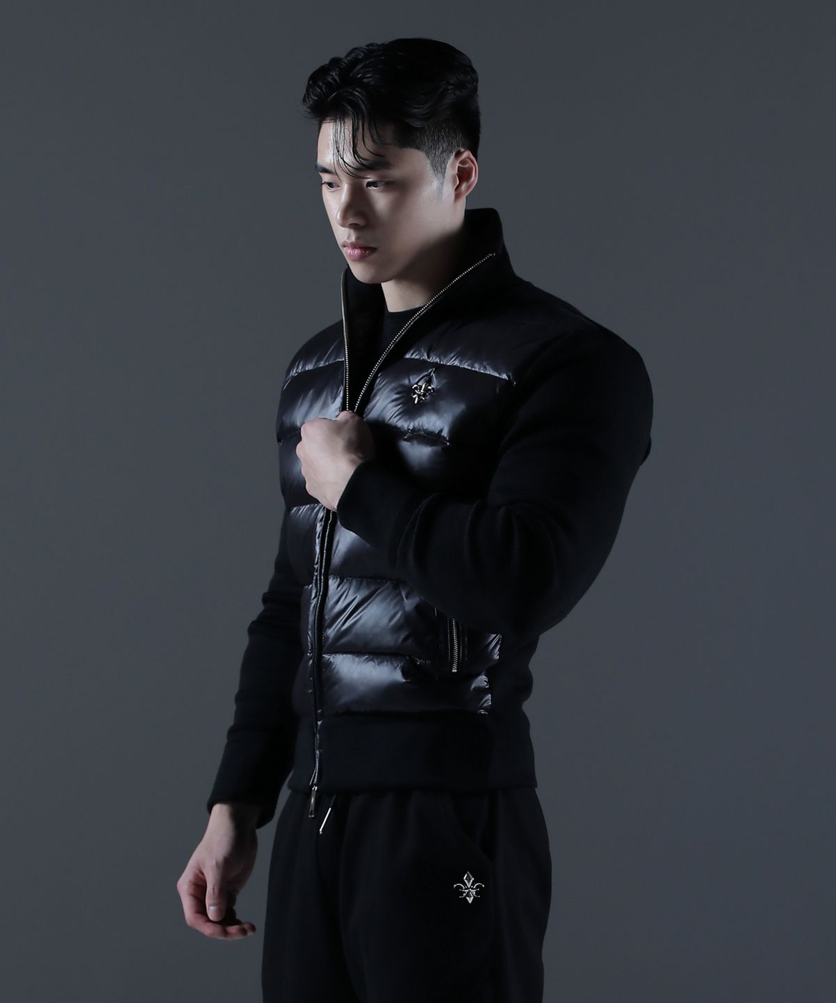 178cm 남성이 size2 재킷을 입고 활동적인 포즈를 취하고 있는 전신 샷