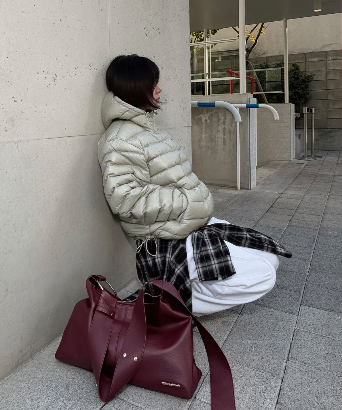 164cm 화자가 슬랙스에 그레이 재킷을 매치하고 카페 야외 테라스에 앉아 있는 전신 샷