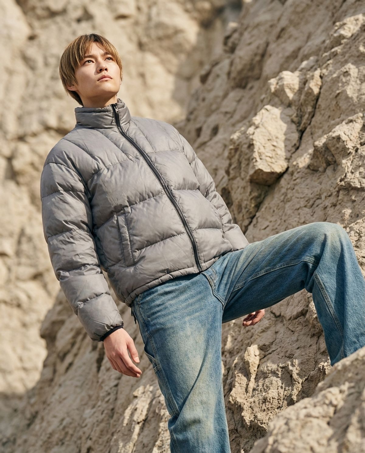 180cm 남성이 세미 오버핏 패딩을 착용하고 야외에서 활동적인 포즈를 취하고 있는 전체 모습
