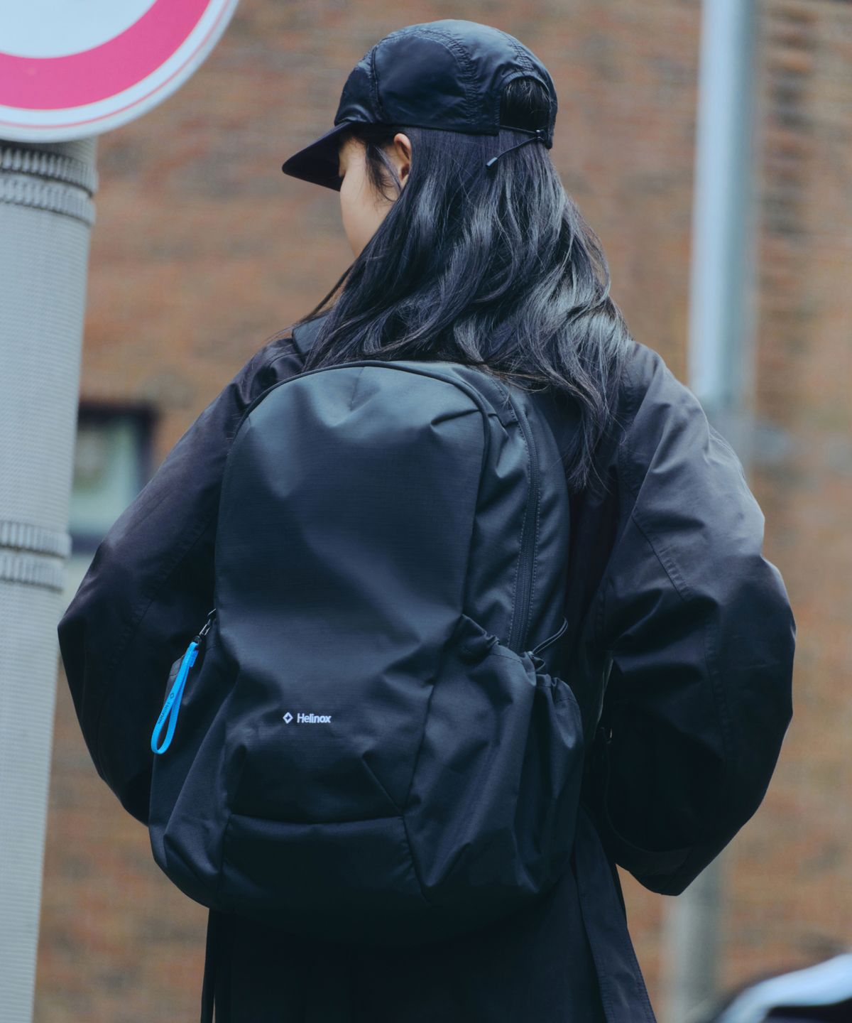 가방 전면에 부착된 헬리녹스 로고와 시그니처 사이언 블루 키링이 강조된 클로즈업 샷