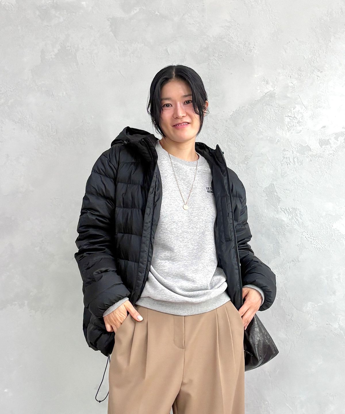 자켓의 퀼팅 디테일과 르꼬끄 로고 부분을 근접 촬영하여 꼼꼼한 봉제 상태를 보여주는 사진