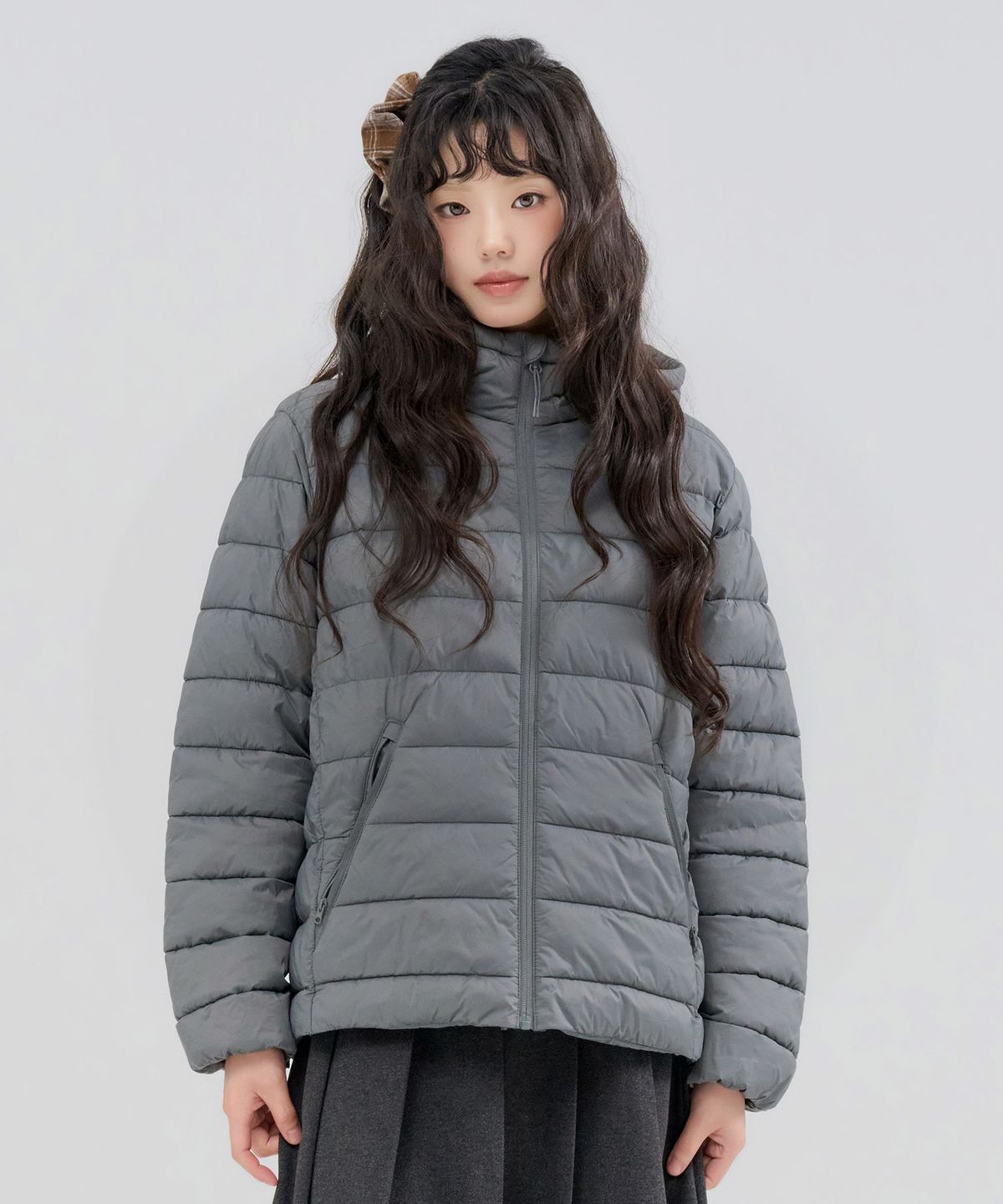 공원 산책로에서 후드를 쓰고 가볍게 걷고 있는 옆모습 사진