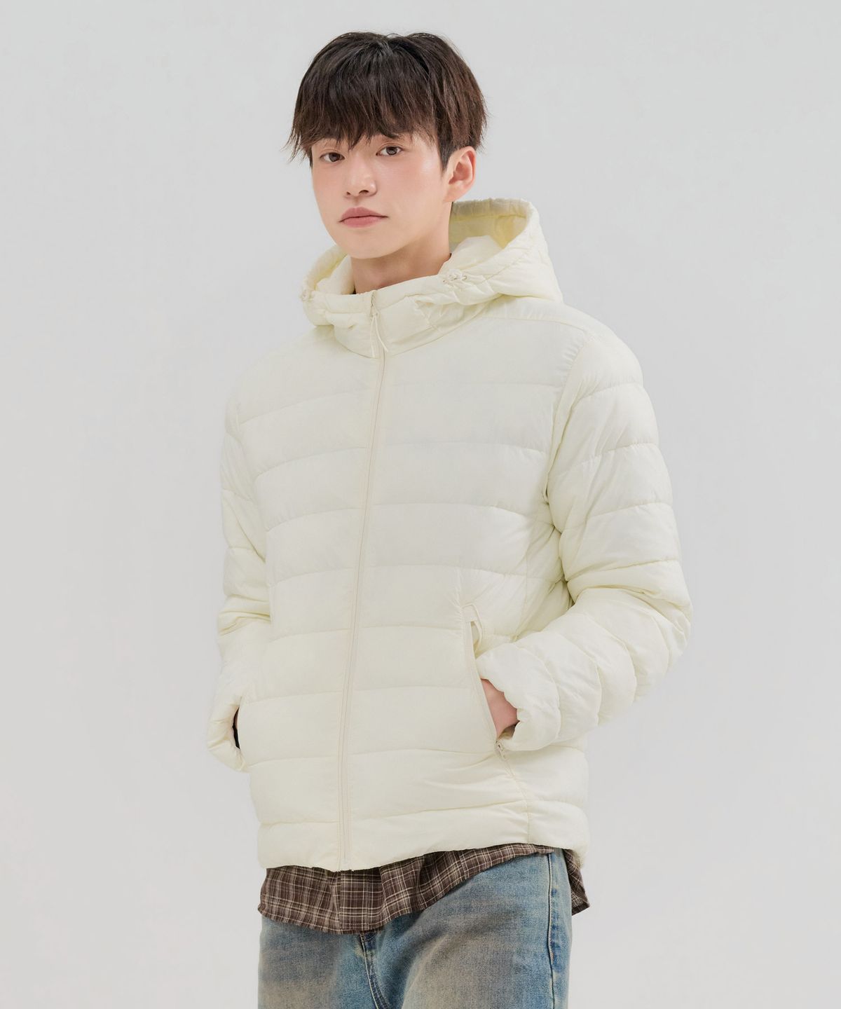 점퍼 안쪽의 케어 라벨과 안감 마감 처리를 꼼꼼하게 확인하는 장면