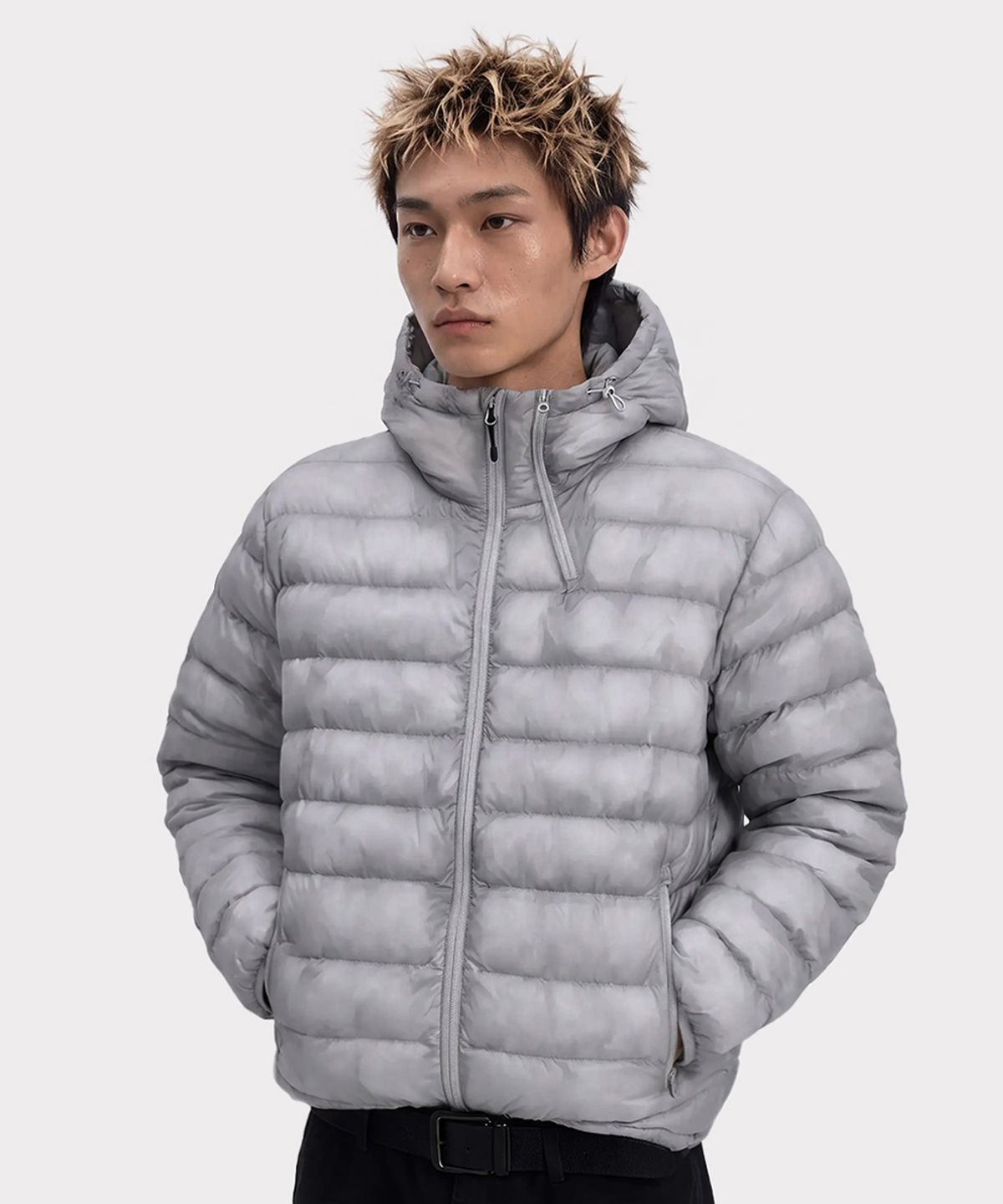 거울 앞에서 패딩을 착용하고 지퍼를 끝까지 올린 채 전체적인 슬림한 핏을 보여주는 셀카
